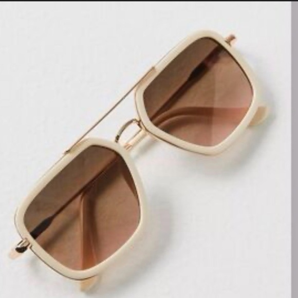 mLuna Classic Aviator
Sunglasses - Milkyway
FREE PEOPLE
NWT - Picture 4 of 10